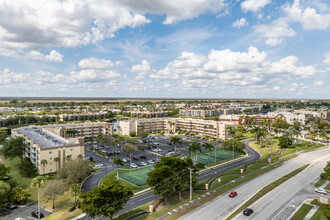 South Hampton in Tamarac, FL - Foto de edificio - Building Photo