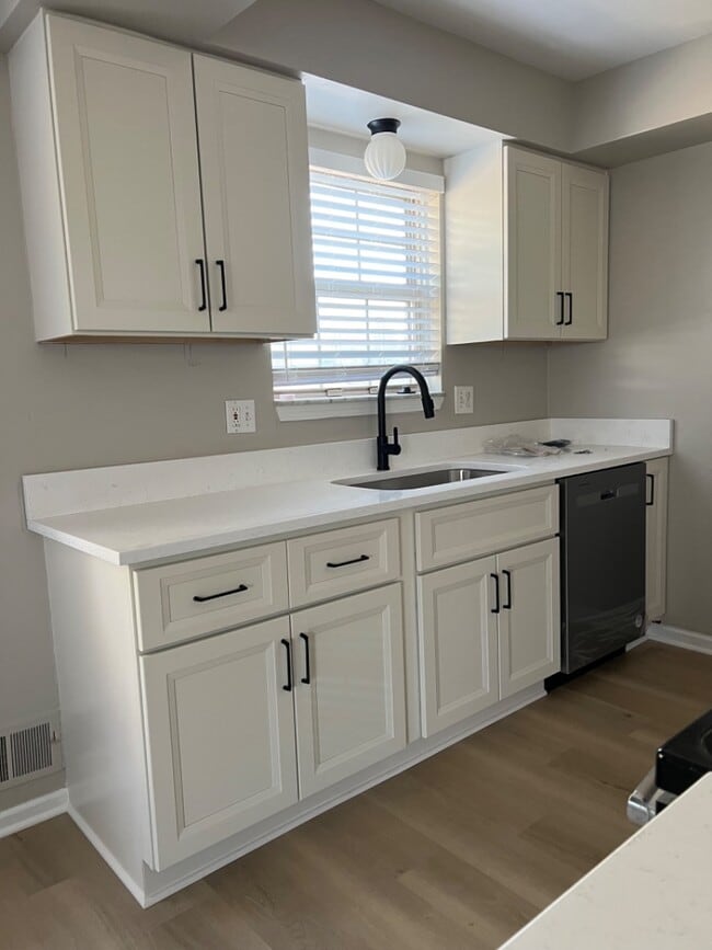 16974 Cristina Ct in Clinton Township, MI - Building Photo - Building Photo