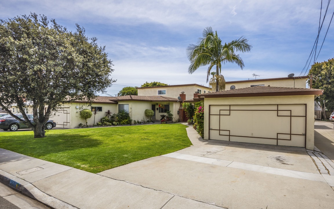 2006 Marshallfield Ln in Redondo Beach, CA - Building Photo