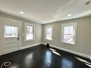 196 Greene St, Unit 2 in Bristol, CT - Foto de edificio - Building Photo
