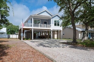 135 NW 9th St in Oak Island, NC - Building Photo