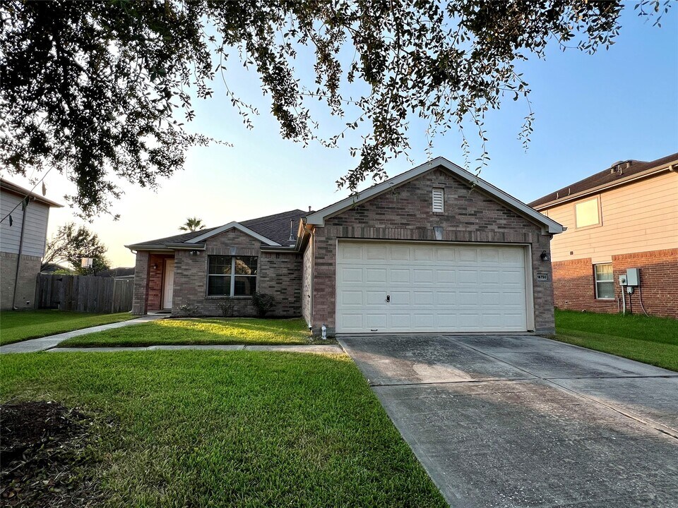 16750 Bending Creek Ln in Friendswood, TX - Building Photo