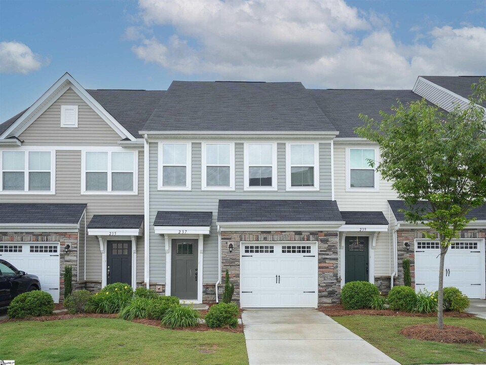 237 Roudwood Dr in Simpsonville, SC - Building Photo