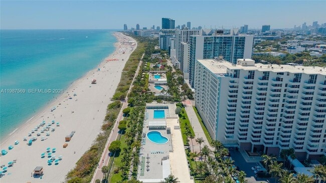 2899 Collins Ave, Unit 1422 in Miami Beach, FL - Foto de edificio - Building Photo