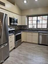 8811 S Lori Ln in Tempe, AZ - Building Photo - Building Photo