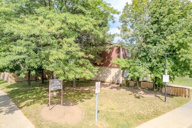 3225 Cliff Rd N in Mississauga, ON - Building Photo - Building Photo