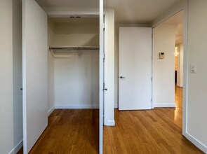 924 Metropolitan Ave in Brooklyn, NY - Foto de edificio - Building Photo