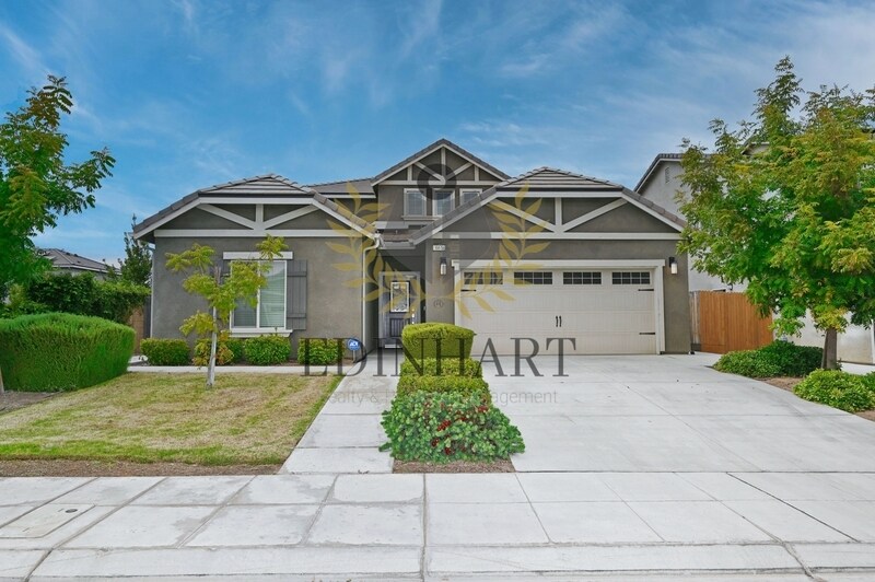 661 Blue Oak Lane W in Madera, CA - Building Photo