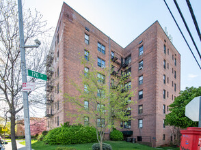 17006 Crocheron Ave in Flushing, NY - Foto de edificio - Building Photo