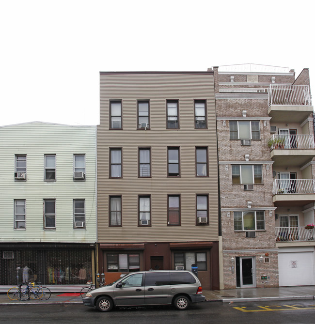 602 Manhattan Ave in Brooklyn, NY - Foto de edificio - Building Photo
