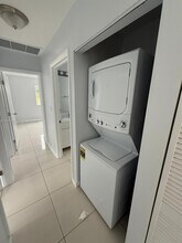 2121 NW 72nd St in Miami, FL - Foto de edificio - Building Photo