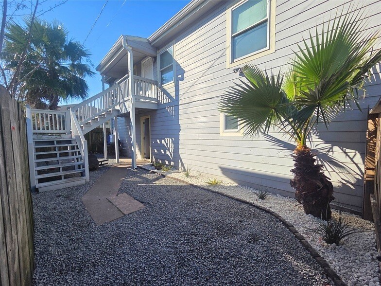 5012 Avenue K, Unit REAR 1 in Galveston, TX - Foto de edificio