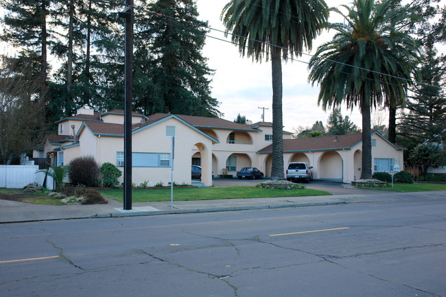 The Palms Apartments in Healdsburg, CA - Building Photo - Building Photo