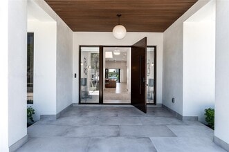 2560 NE 199th St in Miami, FL - Building Photo - Building Photo