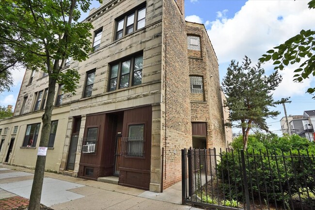 1037 W Polk St in Chicago, IL - Foto de edificio - Building Photo