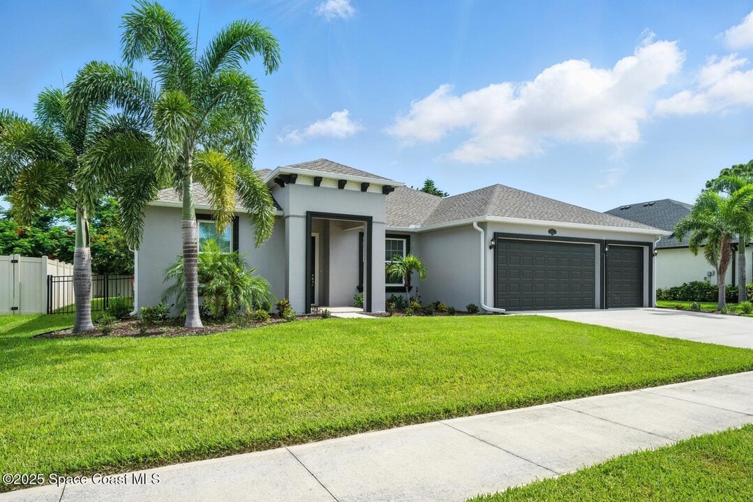 1752 Killian Dr in Palm Bay, FL - Building Photo