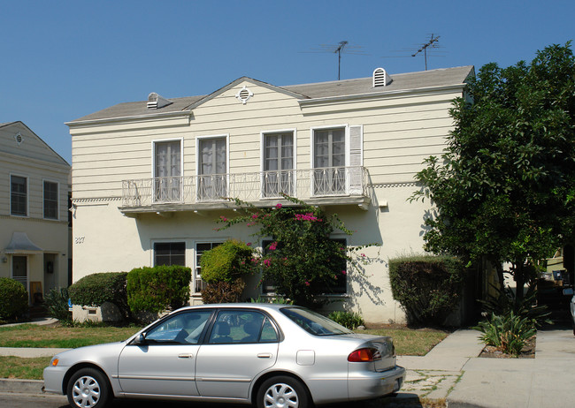 835 N Alfred St in West Hollywood, CA - Building Photo - Building Photo