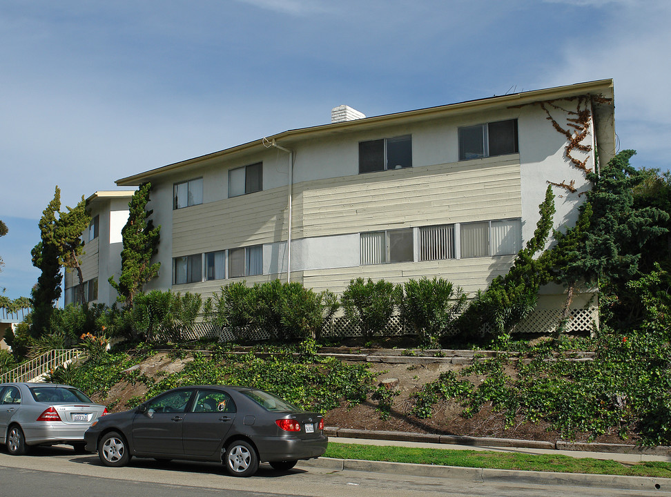 748-752 Amigos Way in Newport Beach, CA - Building Photo