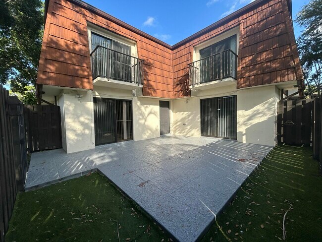 2211 White Pine Cir in Greenacres, FL - Building Photo - Building Photo
