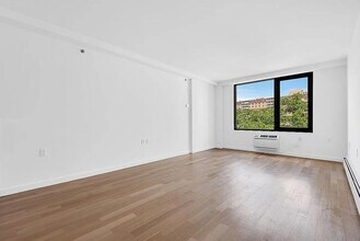 91-16 Shore Front Pkwy in Queens, NY - Building Photo - Building Photo