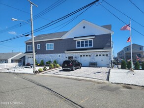 241 Fernwood Dr in Berkeley Township, NJ - Foto de edificio - Building Photo
