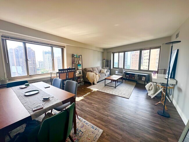 1360 N Lake Shore Dr in Chicago, IL - Building Photo - Building Photo