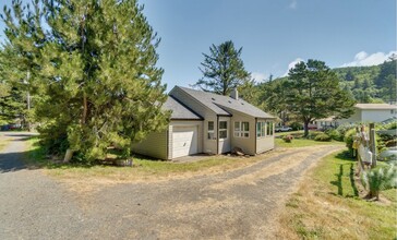 450 Yaquina Ave in Depoe Bay, OR - Building Photo - Building Photo