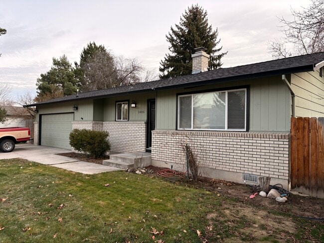 property at 1405 E Bergeson St