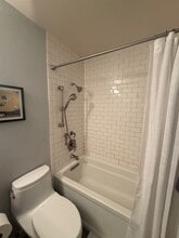 7307 Sand Point Way NE, Unit B506 in Seattle, WA - Foto de edificio - Building Photo