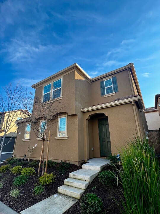 4700 Ocean Ln in Elk Grove, CA - Building Photo