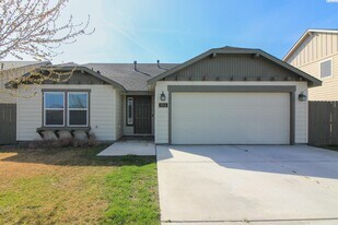 5714 Rio Grande Ln in Pasco, WA - Building Photo
