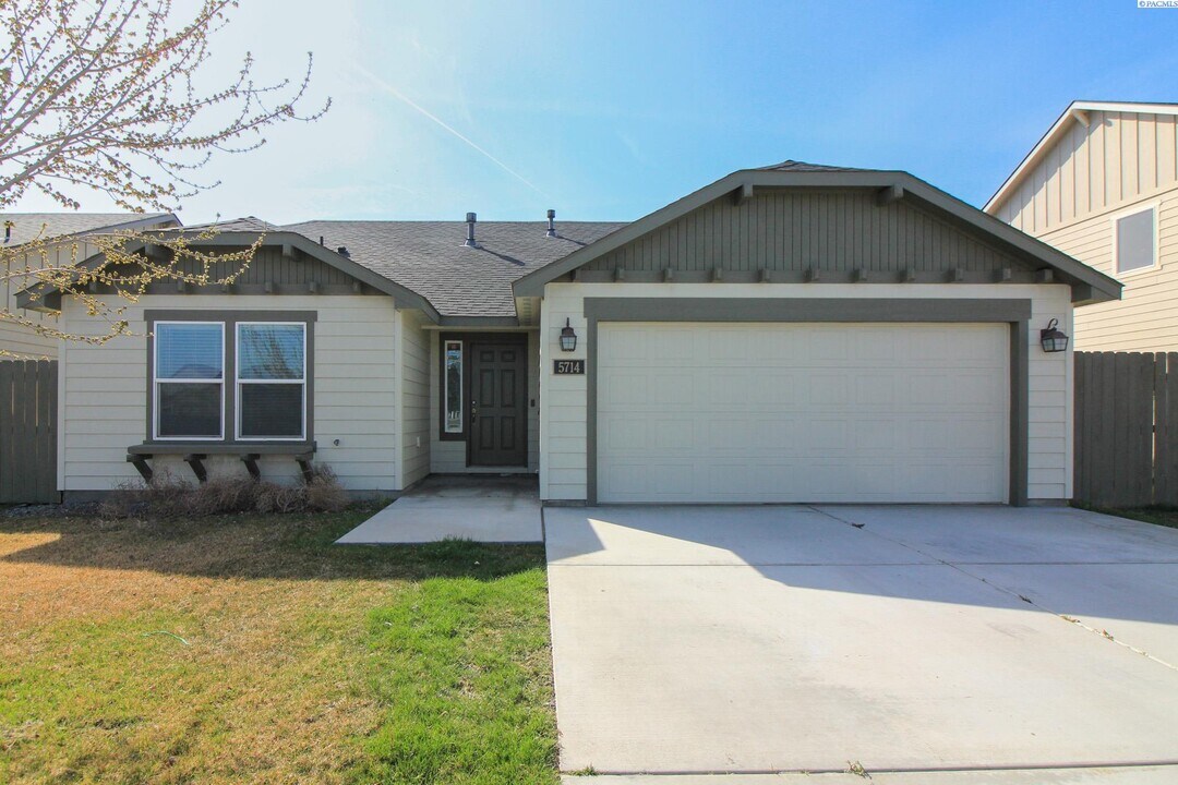 5714 Rio Grande Ln in Pasco, WA - Foto de edificio