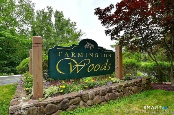 8 Crossroads Ln in Avon, CT - Building Photo