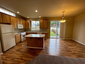 20003 Hoodview Ct in West Linn, OR - Building Photo - Building Photo