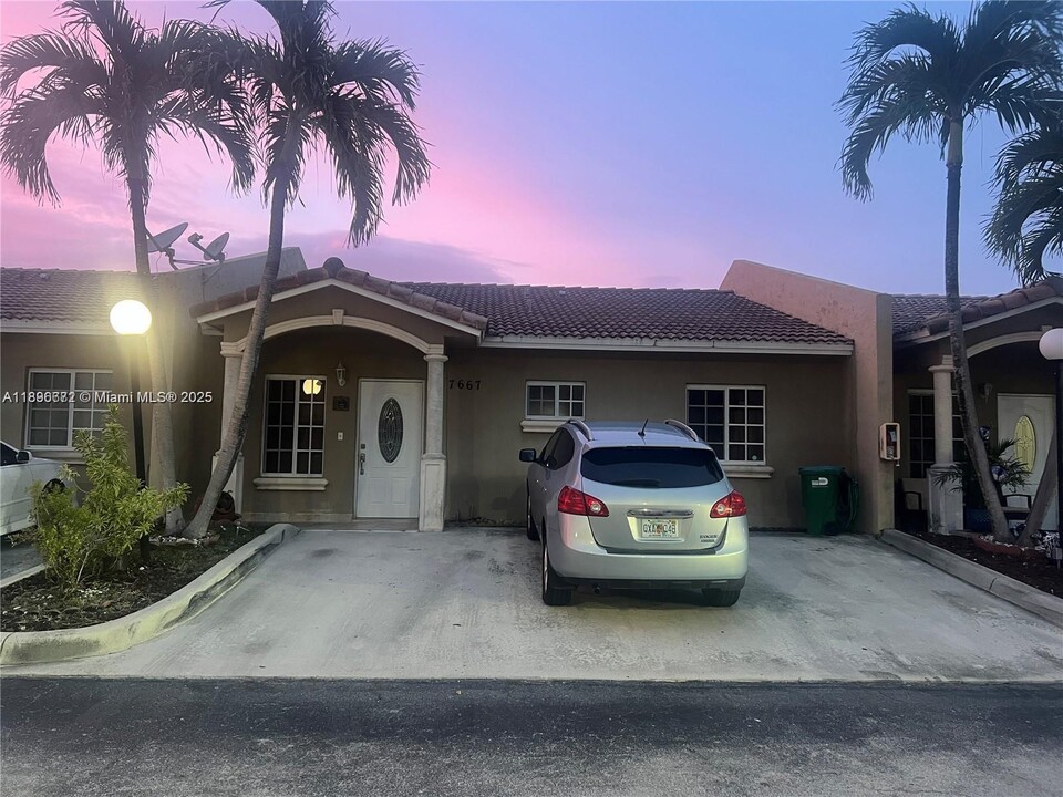 7667 NW 182nd Ln in Hialeah, FL - Building Photo