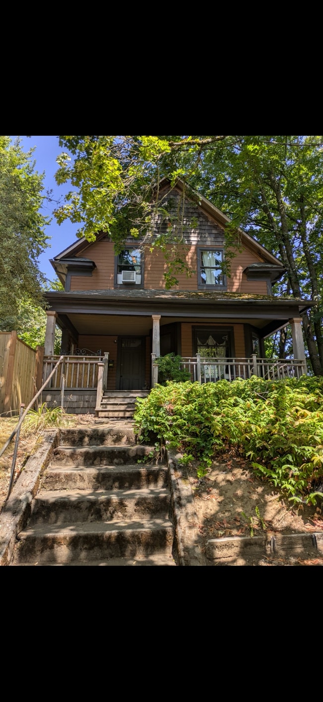 property at 2003 N Willamette Blvd