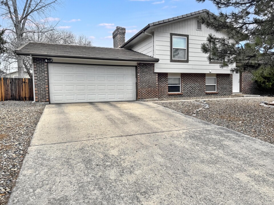 220 Dolomite Dr in Colorado Springs, CO - Building Photo