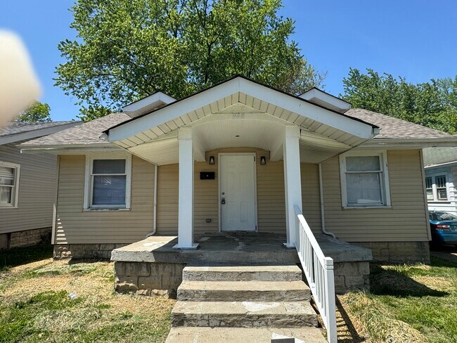 property at 948 N Bradley Ave
