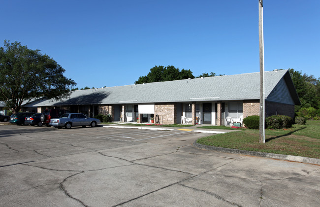 Colony Court Apartments in Eustis, FL - Building Photo - Building Photo