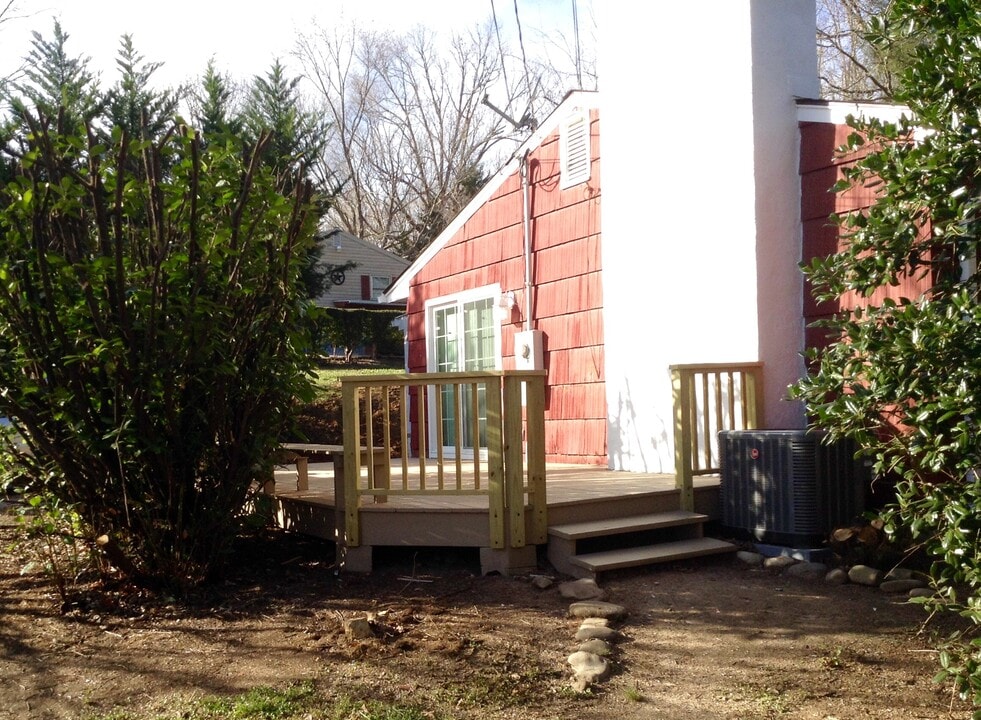 112 Swannanoa Ave in Black Mountain, NC - Foto de edificio