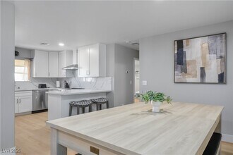 6990 W Richmar Ave in Las Vegas, NV - Foto de edificio - Building Photo