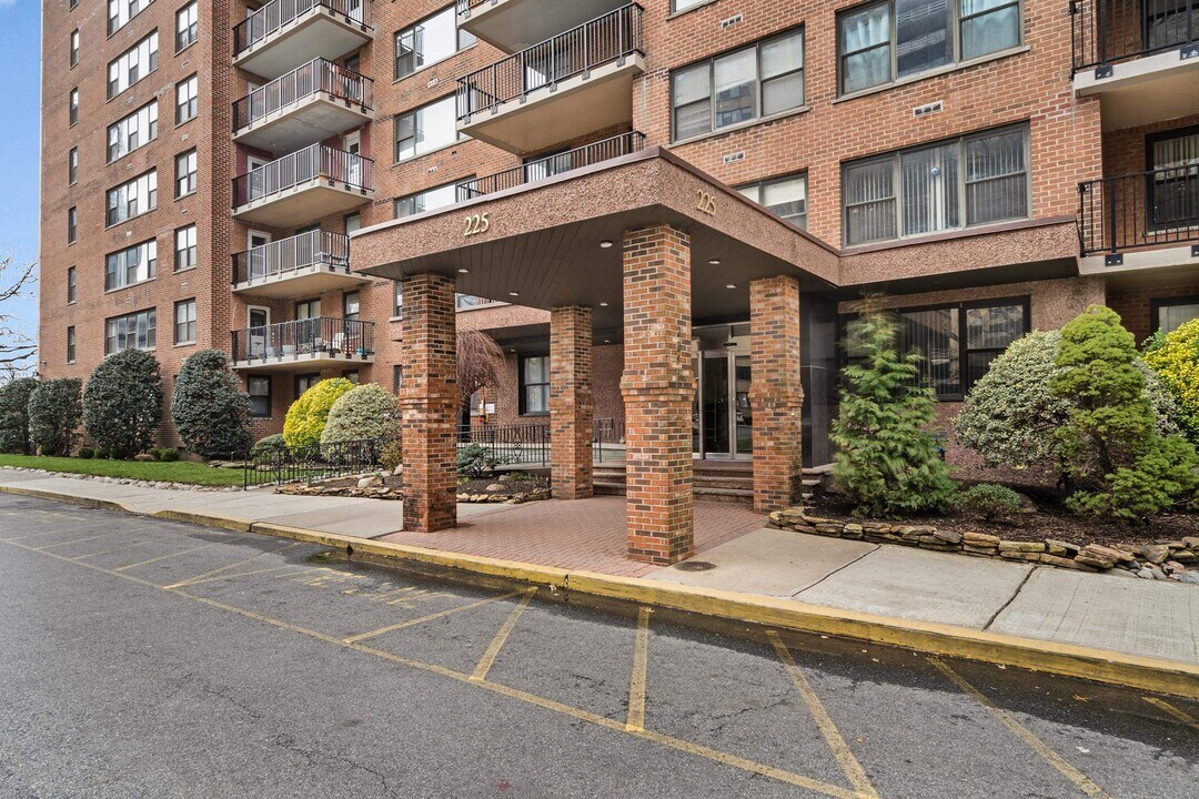 225 St Pauls Ave in Jersey City, NJ - Building Photo