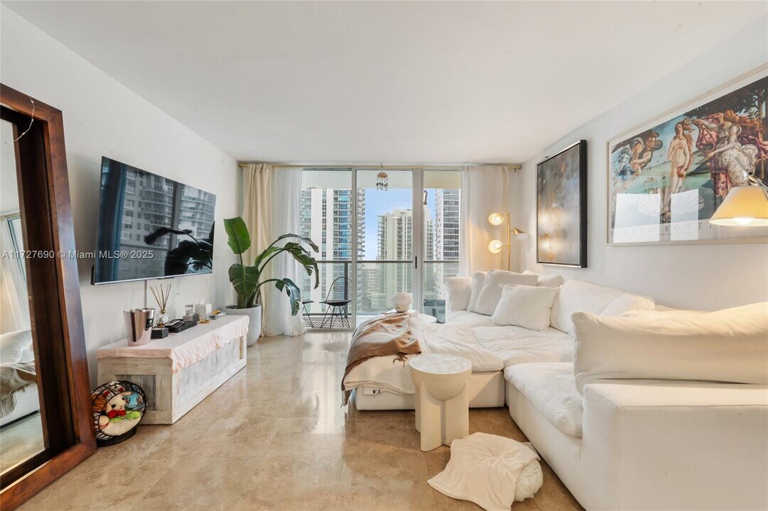1155 Brickell Bay Dr, Unit 1903 in Miami, FL - Building Photo
