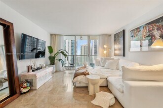 1155 Brickell Bay Dr, Unit 1903 in Miami, FL - Foto de edificio - Building Photo