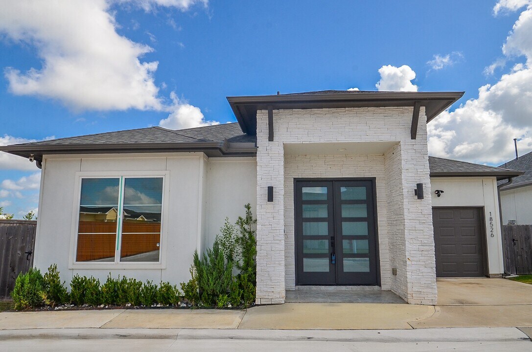 18526 Bridgeway Ln in Richmond, TX - Building Photo