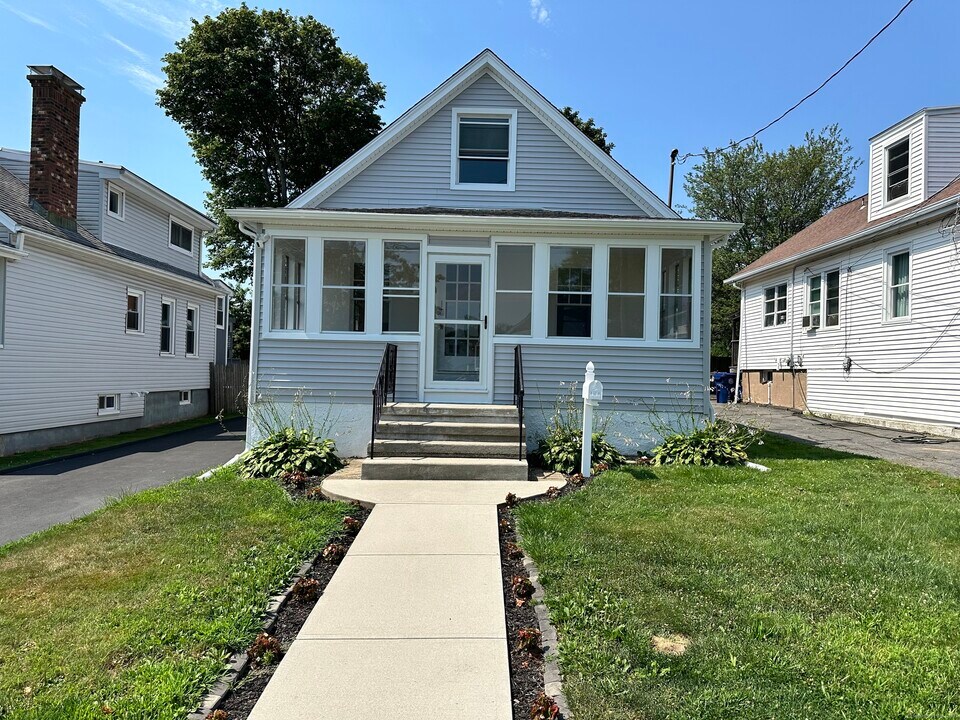 128 Grove Pl in West Haven, CT - Building Photo