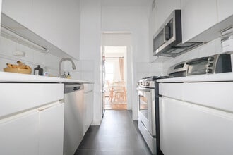 60 E 8th St, Unit 33K in New York, NY - Building Photo - Building Photo