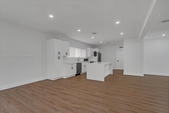 1733 NW 16th St in Miami, FL - Building Photo - Building Photo