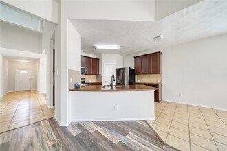 1730 S Diamondhead Blvd in Crosby, TX - Foto de edificio - Building Photo