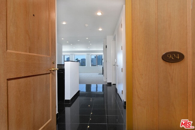 10520 Wilshire Blvd in Los Angeles, CA - Building Photo - Building Photo
